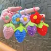 Llavero de lana tejida con fresas transfronterizo, exquisito y lindo accesorio floral, colgante para bolso, pequeño regalo, venta al por mayor de comercio exterior