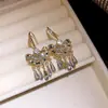 Novos Brincos Gancho de Orelha com Franja de Strass e Cristal Retrô de Luxo Leve Temperamento de Alto Padrão Brincos para o Dia a Dia Ornamentos de Orelha Versáteis da Moda para Mulheres