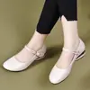 Venda Quente Sapatilhas Femininas de Tira Única e Bico Baixo Novidade Outono 2026 Sapatos Pequenos de Couro Solado Macio Cabedal Macio Salto Baixo Sapatos para Mãe Bico Redondo