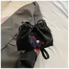 Nova Bolsa Transversal de Pelúcia Bordada com Desenho Animado Fofo 2024 para Mulheres, Bolsa de Ombro com Design Único, Bolsa de Mão Moderna e Versátil