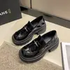 Mocasines de mujer estilo británico 2026, nuevos zapatos de cuero versátiles de charol retro francés, brillantes, con tacón grueso de suela gruesa, que aumentan la altura