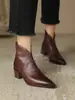 Botas Martin Vintage Marrons de Bico Fino para Mulheres, Botas Curtas Estilo Britânico com Corte em V, Botas de Cano Curto com Salto Grosso de Altura Média para Mulheres