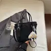 Bolso de mujer de nicho de alta gama transfronterizo 2026 nueva moda versión coreana bolso cruzado, bolso cubo de mano simple súper popular