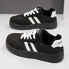 Tênis de Treino Estilo Alemão com Solado Grosso para Mulheres Outono/Inverno 2026 Novos Sapatos Brancos Estilo Academia Versátil Tendência Tênis Esportivos de Board MR538