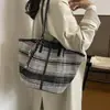 Elegante e versátil moderna listrada estilo 2026 bolsa de ombro tote casual nova grande capacidade feminina outono