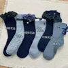 Coleção outono e inverno: meias de renda xadrez, sapatos novos de couro estilo balé, moda feminina estilo japonês e meias até a panturrilha com um toque jovial