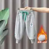 Calças de Moletom Forradas para Meninos Outono e Inverno 2025 Novo Estilo Calças Casuais Integradas de Lã Calças de Moletom para Bebê Calças Esportivas Infantis Tendência