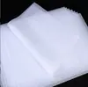 Los fabricantes suministran papel de color de alta calidad que se puede usar para forrar flores, regalos, papel blanco brillante, vino tinto y ropa.