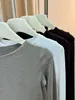 Camiseta Básica de Manga Longa com Gola Redonda para Mulheres 2026 Outono Novo Estilo Simples Slim Fit Versátil Camada Base Top Interno Tendência
