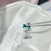 Brincos de argola em aço titânio de grau médico em formato de cruz nas cores verde Paraíba e verde menta, argolas com pino reto, tarrachas para cartilagem da orelha e joias de orelha