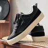 Sapatos Masculinos 2025 Outono Novo Estilo Vinho Estilo Hong Kong Retro Tênis Casuais com Design Antiderrapante Mocassins Modernos
