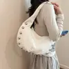 Bolso tote de moda con remaches transfronterizos para mujer, nuevo y moderno para la primavera de 2026, versátil, personalizado, para hombro o axila