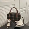 Otoño 2025 Nuevo Bolso Infantil de Moda a Cuadros de Nicho Nuevo Bolso de Mano Tipo Bolera Bolso Cruzado de Hombro Único para Mujer