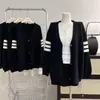 Suéter de punto con tres rayas para hombre y parejas, cárdigan de cuello en V, estilo old money, otoño e invierno, venta al por mayor de fábrica transfronteriza