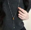 Collar Largo de Suéter con Piedra Ojo de Tigre Melad Inspirado en el Diseño para Mujer 2025 Nuevo Collar de Lujo Ligero de Gama Alta Accesorio Decorativo