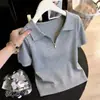 Top de punto corto para mujer con cuello polo pequeño y media cremallera, manga corta, diseño nuevo verano 2026, hombros caídos