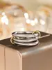 Anillo de Luz de Zirconia Incrustada en Oro Real Chapado en Cobre Transfronterizo Europeo y Americano Lujo Ligero Sensación de Alta Gama Anillo para el Dedo Joyería de Mano Versátil Fabricante Venta al por Mayor en Stock