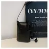 Bolso de teléfono retro de cuero suave con tapa abatible simple, cordón, decoración de bola de madera, bandolera ligera, minibolso de mano moderno y versátil