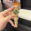 Nuevo Trébol de Cuatro Hojas Esfera Estrellada Full Diamante Moda Correa de Cuero para Mujer Reloj de Cuarzo de Tres Agujas Correa de Acero Reloj Venta al por Mayor