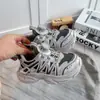 Tênis com fivela giratória para crianças, novos modelos de outono 2026, tênis estilo "dad shoes" para meninas, tênis de trilha para atividades ao ar livre para meninos, calçados casuais