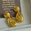 Brincos Pendentes Assimétricos de Orelha Exagerados Estilosos de Nicho Europeu e Americano Acessível Luxo Modernos High-End Brincos de Ouro Areia para Mulheres