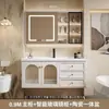 Gabinete de baño de estilo lujo ligero, minimalista y rústico, una combinación de madera maciza para uso doméstico, con un lavabo cerámico integrado para lavarse las manos y la cara