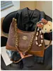 Bolsa feminina de grande capacidade para outono e inverno, versátil 2026 nova bolsa transversal de ombro com corrente casual, bolsa tipo sacola texturizada para o dia a dia