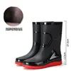 Botas de chuva masculinas são confortáveis com solas macias que não cansam os pés, botas de chuva de cano alto são fáceis de dobrar e guardar, com cordões, adequadas para pesca