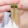 Pendientes largos de borlas de una sola cortina con arco verde y gotas de aceite, delicados y suaves pendientes de cadena dorada.