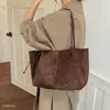 Bolsa feminina de veludo com aspecto de camurça, novo modelo de outono, bolsa de ombro tote de grande capacidade, bolsa casual fashion 2026