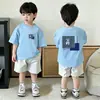 Camiseta Popular Estilosa de Manga Curta 100% Algodão para Meninos, Nova Moda de Verão Versátil Tendência para Bebês e Crianças
