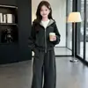 Conjunto de Moletom para Meninas Primavera e Outono 2026 Novo Estilo Jaqueta com Capuz Estilosa de Outono e Inverno com Plus Veludo Calça de Pernas Largas Conjunto de Duas Peças