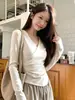 Camiseta feminina de gola V cruzada com mangas compridas, estilo coreano "garota spicy", na cor damasco, slim fit para outono, peça base versátil e elegante