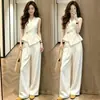 Traje de mujer de moda 2026 verano nuevo estilo, chaleco elegante de corte ajustado con cuello en V y pantalones de pierna ancha, elegante conjunto de dos piezas