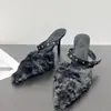 Sandálias pontudas estilo fada com fivela e salto fino para mulheres, sapatos peludos de salto alto fechados na ponta, tendência elegante outono/inverno 2026