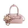 Bolso cruzado nuevo modelo 2026 estilo coreano transfronterizo, simple, con diseño único, hebilla de cinturón, bolso tipo concha para llevar en la mano, versátil para mujeres