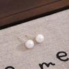 Aretes de Aguja de Plata Retro Francés Perla de Imitación Pequeños Panecillos al Vapor Otoño e Invierno Lujo Ligero Sensación de Alta Gama Blanco Moda Aretes Elegantes
