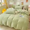 Juego de cuatro piezas de terciopelo de leche bicolor de color liso, funda de edredón gruesa de terciopelo coral cálido de invierno, juego de tres piezas para dormitorio de estudiante
