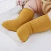 Meias para Bebê para Outono e Inverno, Estilo Novo, Escovadas para Aquecimento, Engrossadas, Meias de Lã, Meias de Algodão Penteado para Recém-Nascidos, Meias de Cano Médio com Dupla Costura
