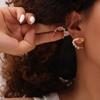 Pendientes Estilo Hepburn Elegantes Elegantes Estilo Lujo Ligero Incrustaciones de Concha Perla Doble Capa Línea Acero de Titanio Chapado en Oro Pendientes C