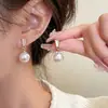 Pendientes de Clip de Lujo Ligero Estilo Hong Kong sin Agujeros para Orejas Pendientes Geométricos de Perla y Camelia para Mujer Sentido Avanzado Simples Elegantes Pendientes Versátiles