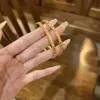 Loja de Ouro Mesmo Estilo Ouro Areia Deslumbrante Três Lados Ouro Triturado Pulseira de Gelo Triturado Anel Liso Pulseira Moda Clássica Presente para Namorada