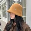 Nuevo sombrero de pescador de color liso para otoño e invierno para mujer, diseñado para hacer que la cara parezca más pequeña, tejido, cálido, versátil y adecuado para tamaños de cabeza más grandes