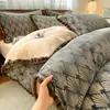 Juego de Cama de Cuatro Piezas Estilo Francés con Bola de Pelo de Conejo Bordada en Terciopelo de Leche, Juego de Tres Piezas con Funda de Edredón de Coral Fleece de Invierno, Sábana Plana, Sábana Ajustable