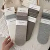 Calcetines versátiles de otoño para mujer, con rayas verticales anti-pilling, hasta la pantorrilla, serie de color café 'ins' estilo coreano, calcetines apilados con botón de madera salvaje