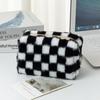 Nova bolsa de lápis de pelúcia xadrez de alto valor, bolsa de maquiagem de tabuleiro de xadrez de grande capacidade, bolsa de lápis de armazenamento para estudantes, bolsa de papelaria