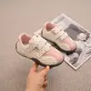 Otoño 2026 Nuevos Zapatos Casuales de Velcro para Niños Zapatos Deportivos Ligeros para Niños Zapatos Planos Versátiles para Niñas de Moda