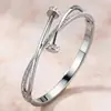 Pulsera de Acero de Titanio Estilo Caliente Europeo y Americano Incrustada con Diamantes Cruz Francesa para Mujer Sensación de Lujo Ligero Gama Alta Venta Directa de Fábrica Pulsera de Acero Inoxidable