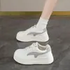 Zapatos deportivos casuales versátiles, transpirables y antideslizantes, cómodos con cordones para estudiantes, que aumentan la altura, nuevo estilo 2026, zapatos blancos para mujer, suela gruesa de otoño