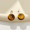 Brincos retro franceses Maillard com pedra olho de tigre em argolas redondas, design moderno e sofisticado, brincos estilo executivo